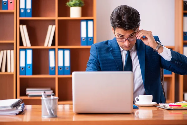 Jeune homme d'affaires beau qui travaille dans le bureau — Photo