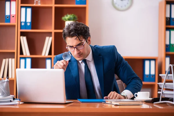 Jeune homme d'affaires beau qui travaille dans le bureau — Photo