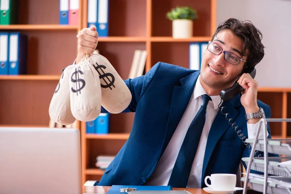 Jovem empresário bonito que trabalha no escritório — Fotografia de Stock