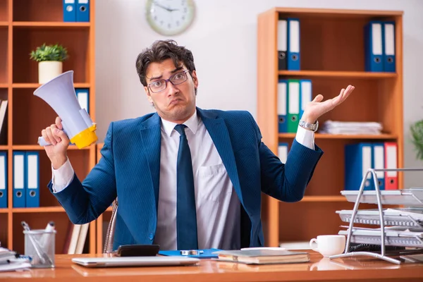 Junge gutaussehende Geschäftsleute arbeiten im Büro — Stockfoto