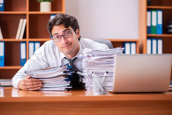 Jovem empresário bonito infeliz com trabalho excessivo — Fotografia de Stock