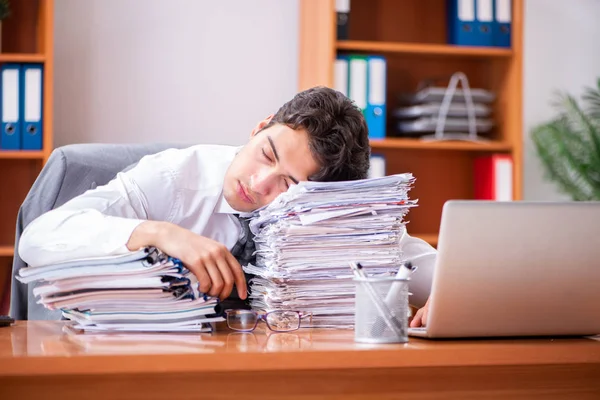 Joven hombre de negocios guapo infeliz con el trabajo excesivo —  Fotos de Stock