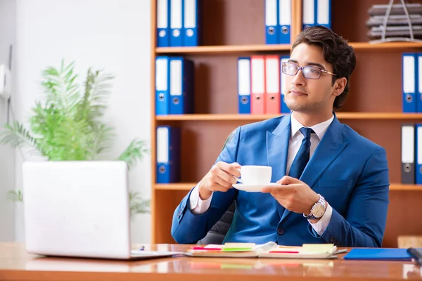 Jeune employé travaillant au bureau — Photo