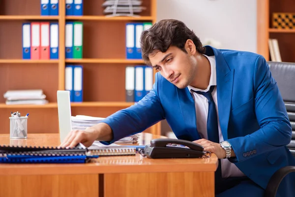 Jeune employé travaillant au bureau — Photo