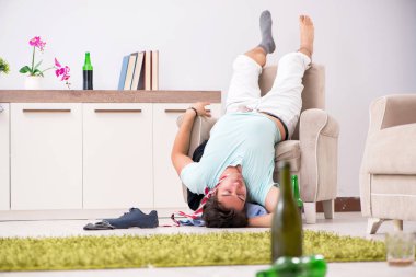 Genç sarhoş yakışıklı adam partiden sonra evde 