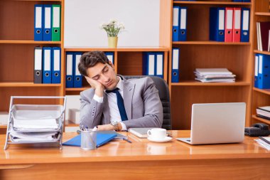 Ofiste çalışan genç bir çalışan.