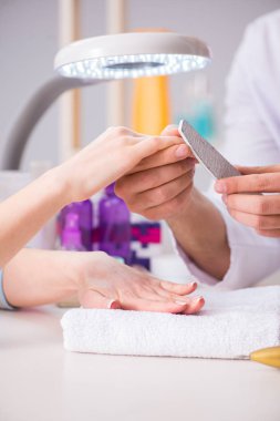 Manikür seansı sırasında eller