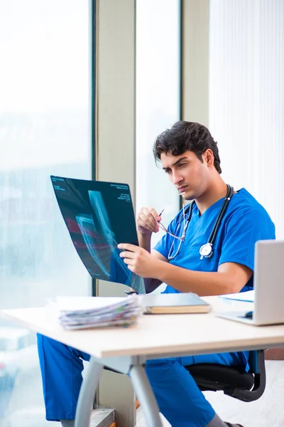 Joven Médico Guapo Que Trabaja Hospital —  Fotos de Stock