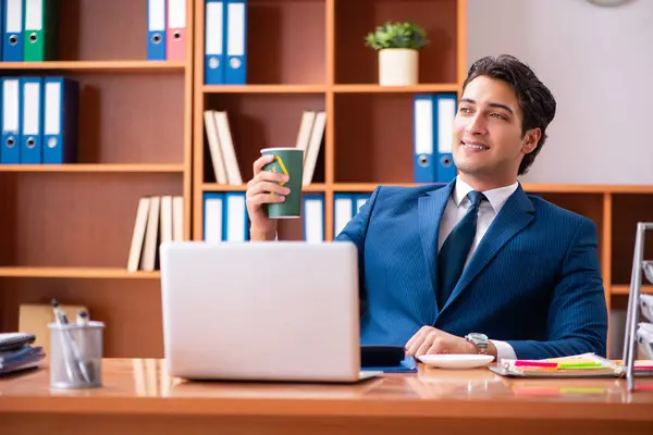 Jonge knappe zakenman werkt in het kantoor — Stockfoto