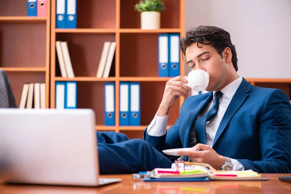 Jeune homme d'affaires beau qui travaille dans le bureau — Photo