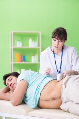 Genç adam ultrason prosedürü için radyolojisti ziyaret ediyor. 