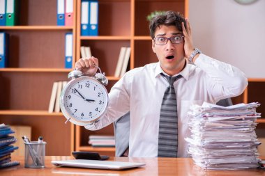 Genç yakışıklı iş adamı aşırı işten memnun değil. 