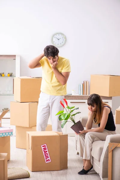 Jovem casal se mudando para novo apartamento com coisas frágeis — Fotografia de Stock