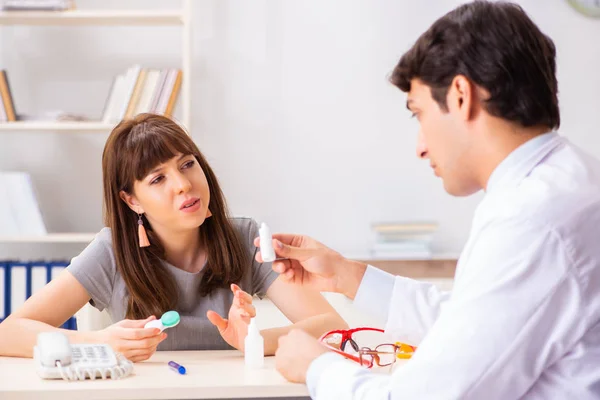 Jonge vrouw bezoekt mannelijke arts oogarts in het ziekenhuis — Stockfoto