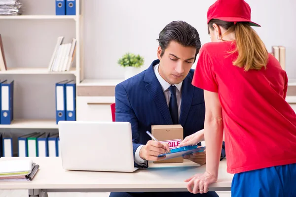 Courier delivering parcel to the office — Stock Photo, Image