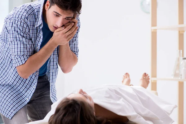 Ölen karısının yasını tutan adam.