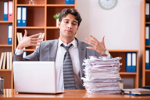 Junger gutaussehender Geschäftsmann unzufrieden mit exzessiver Arbeit — Stockfoto