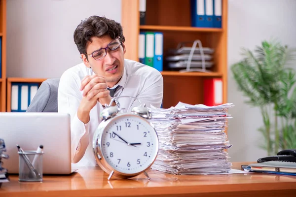 Jovem empresário bonito infeliz com trabalho excessivo — Fotografia de Stock