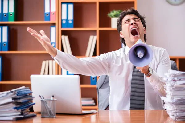 Jovem empresário bonito infeliz com trabalho excessivo — Fotografia de Stock