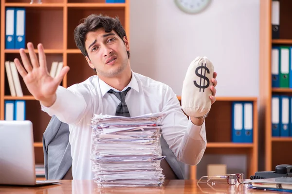 Jonge knappe zakenman ongelukkig met buitensporig werk — Stockfoto