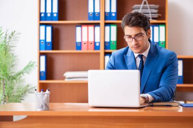 Ofiste çalışan genç bir çalışan.