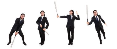 Beyaz izole yarasa tutarak siyah elbiseli genç zarif adam