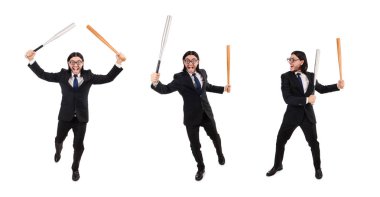 Beyaz izole yarasa tutarak siyah elbiseli genç zarif adam