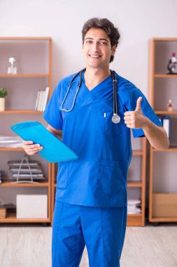 Hastanede çalışan yakışıklı genç bir doktor. 
