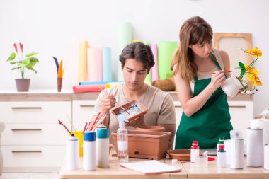 Ders sırasında atölyede birkaç süsleme tenceresi