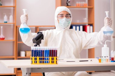 Laboratuvarda çalışan genç bir biyokimyacı. 