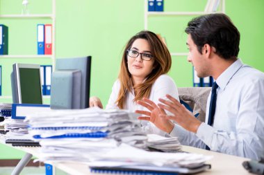 Ofiste çalışan iki meslektaşım.