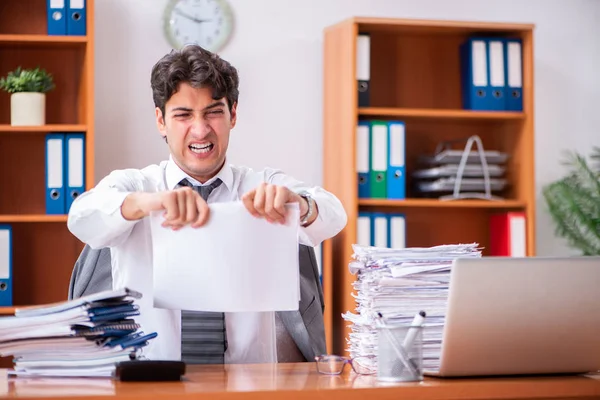 Jovem empresário bonito infeliz com trabalho excessivo — Fotografia de Stock