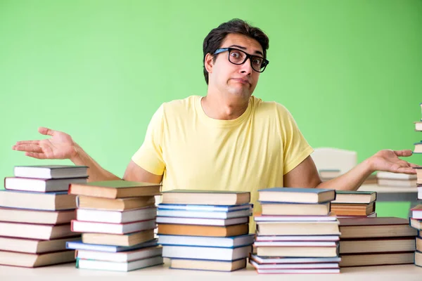 Estudante com muitos livros para ler antes do exame — Fotografia de Stock