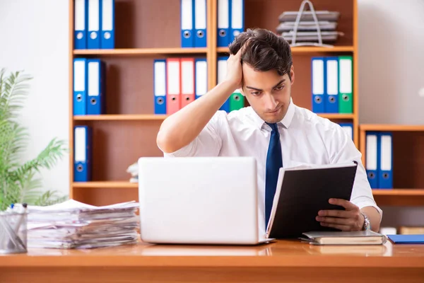 Karyawan muda yang bekerja di kantor — Stok Foto