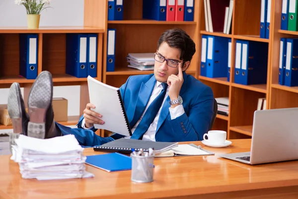 Jeune employé travaillant au bureau — Photo