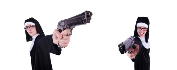 Nun med pistol isolerad på den vita — Stockfoto