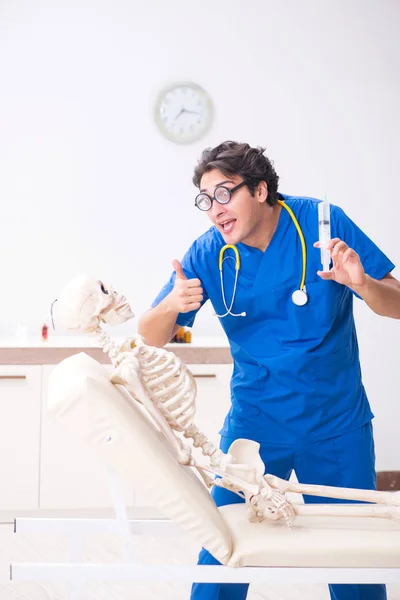 Médecin drôle avec squelette à l'hôpital — Photo