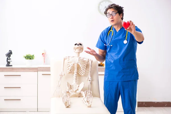Divertente medico con scheletro in ospedale — Foto Stock