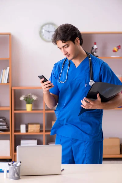 Jung hübsch doktor working im die krankenhaus — Stockfoto