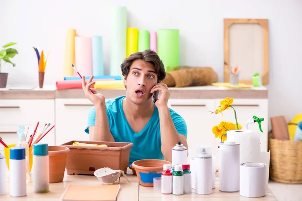 Joven hombre decoración de cerámica en clase —  Fotos de Stock