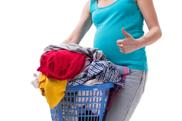 Kirli çamaşır sepetini tutan bir kadın. — Stok fotoğraf