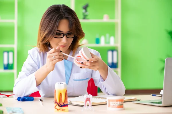 Mujer dentista trabajando en implantes dentales —  Fotos de Stock