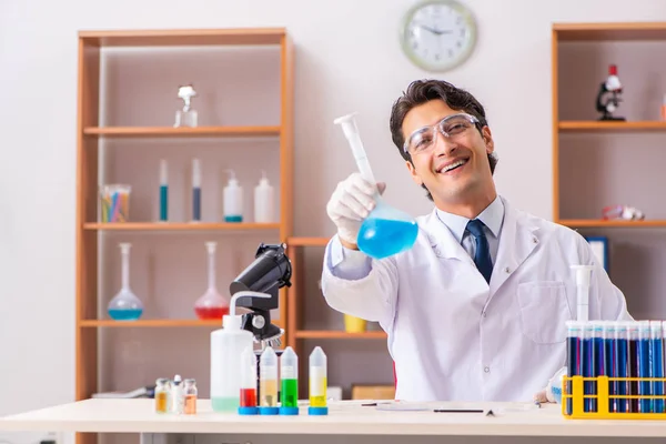Jeune beau biochimiste travaillant dans le laboratoire — Photo