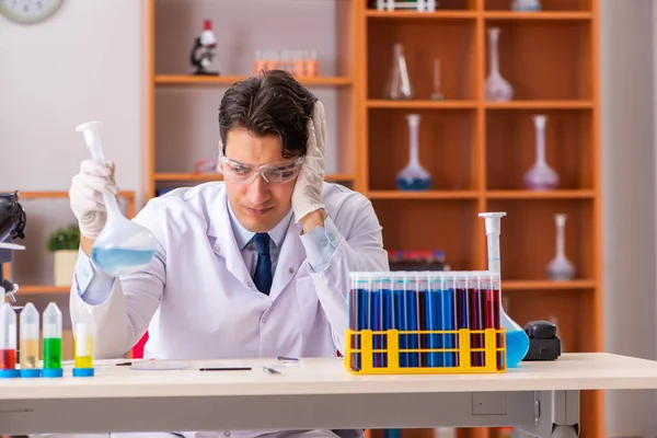 Jonge knappe biochemicus die in het lab werkt — Stockfoto