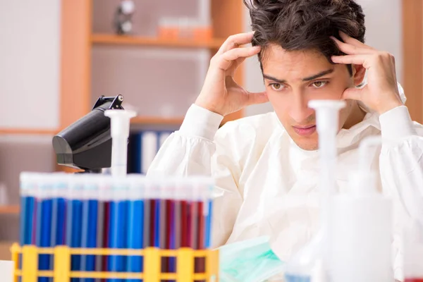 Jonge biochemicus werkzaam in het lab — Stockfoto