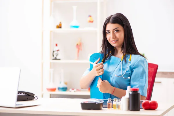 Klinikte çalışan güzel bir bayan doktor. — Stok fotoğraf