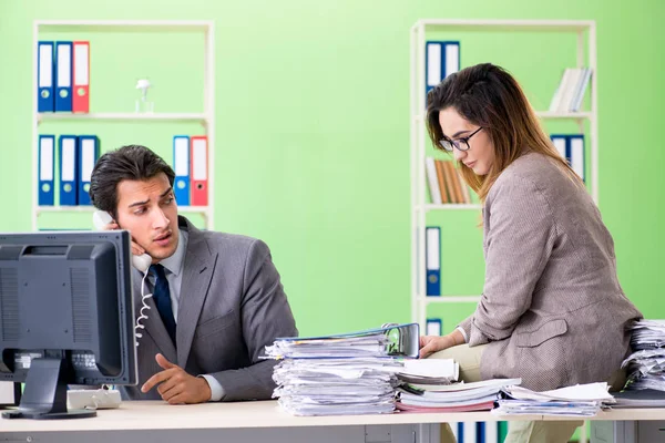 Zwei Kollegen im Büro — Stockfoto