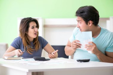 Genç aile kişisel finansla boğuşuyor