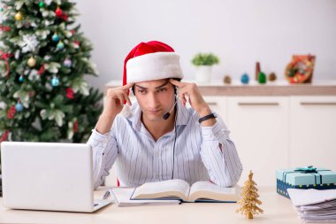 Telefonda yılbaşı indirimi sırasında telefon operatörü.