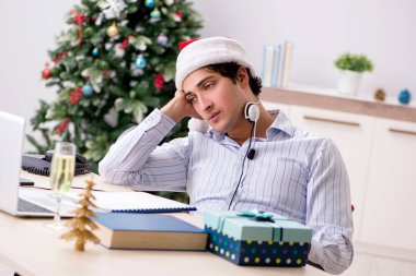 Telefonda yılbaşı indirimi sırasında telefon operatörü.